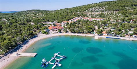 Kamp Jezera Lovišća z mobilnimi hišicami blizu morja