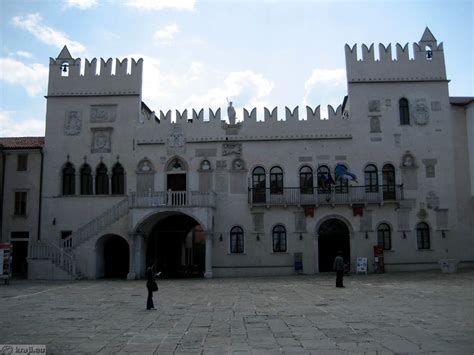 Titov trg v Kopru z Pretorsko palačo