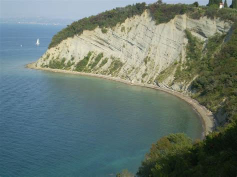 Mesečev zaliv v Krajinskem parku Strunjan