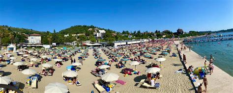 Portoroška plaža s pomoli