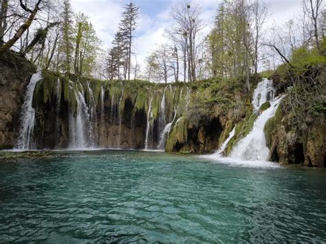 Panoramski pogled na Plitvička jezera s slapovi