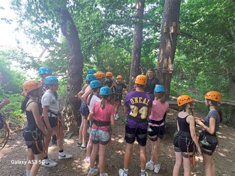 Otrok na plezalni poti v adrenalinskem parku