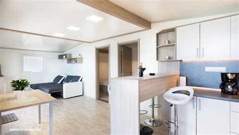 Notranjost sodobne mobilne hišice z dvema spalnicama