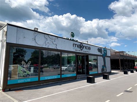 Sodoben avtomobilski servis z dvigali in orodji