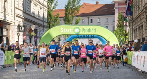 Skupina tekačev na vzponu