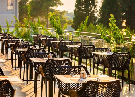 Terasa restavracije hotela Plesnik s pogledom na gore