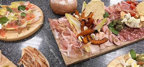 Prikaz različnih suhomesnih izdelkov in narezkov