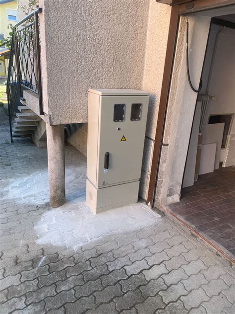 Natančen prikaz sodobne elektro omarice s števcem in priključki v kampu.