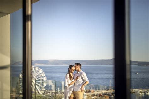 Romantični par na počitnicah