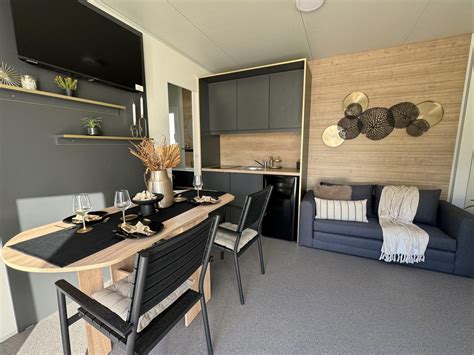 Notranjost sodobne mobilne hišice s kuhinjo in dnevnim prostorom