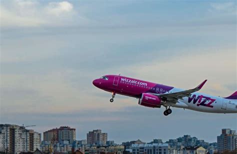 Letalo Wizz Air na vzletni stezi