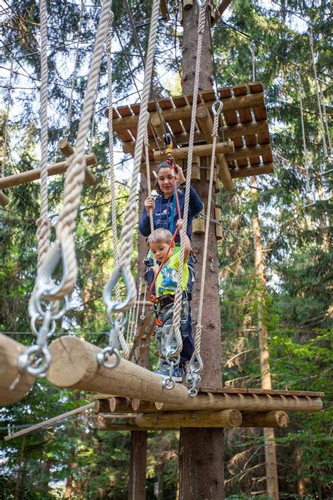 Družina se zabava v Pustolovskem parku