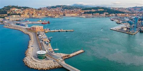 Mapa Jadranskega morja s poudarjenimi pristanišči Ancona in Igoumenitsa