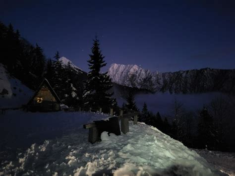Koča na Golteh s pogledom na zasnežene gore