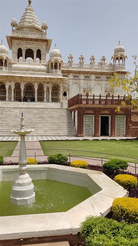 Obrisan pogled na Izolo s pisanimi hišami in mandračem