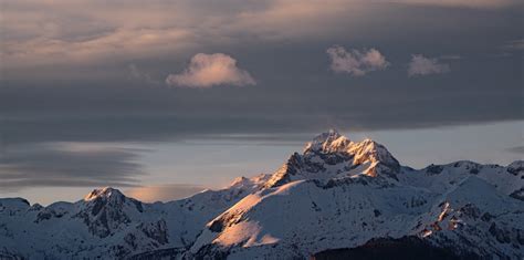 Zasnežena dolina v Triglavskem narodnem parku s Triglavom v ozadju