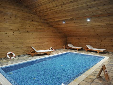 Notranjost luksuznega wellness centra s počivališči in bazeni