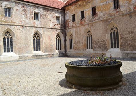 Notranje dvorišče dominikanskega samostana s križnim hodnikom