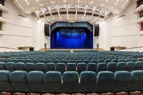 Notranjost kongresne dvorane v nekdanji cerkveni ladji