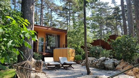 Slovenska glamping vasica v gozdu