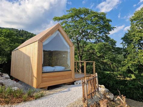 Lesena glamping hiška ob jezeru