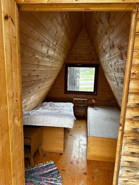 Notranjost lesene glamping hiške