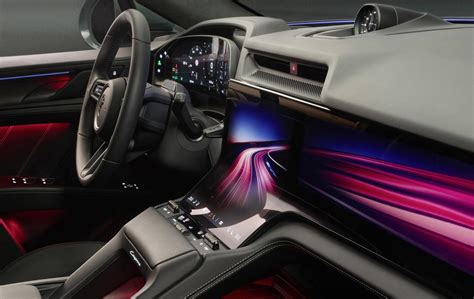 Notranjost modernega letališkega terminala z oznakami