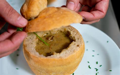 Gobova juha v kruhovi skodelici