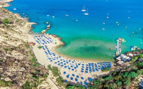 Plaža na Cipru s sončnim zahodom