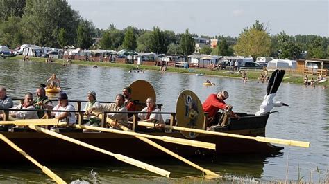 Slika: Gondola, ki pluje po ozkem beneškem kanalu
