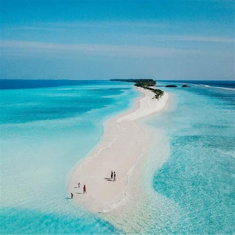 Lokalni prebivalci Maldivov na plaži