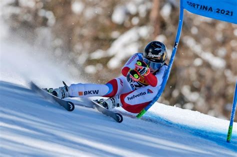 Smučarji na alpskem vrhu