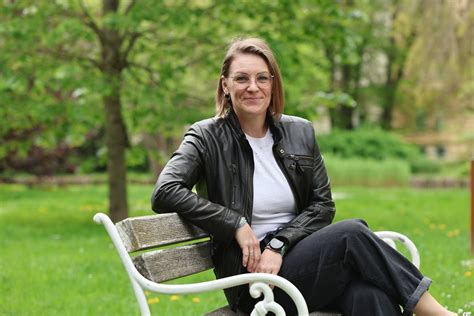 Otroci se učijo smučati pod nadzorom učitelja