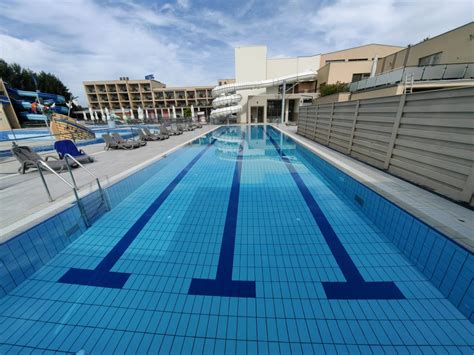 Zunanji bazen s sončniki in ležalniki