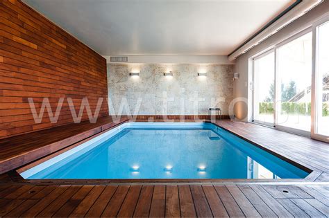 Notranji bazen z vodnimi efekti in počivališči