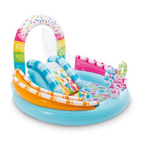 Otroški bazen s pisanimi vodnimi igrali