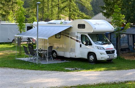Kamp Belvedere obiskovalci na parceli z avtodomom