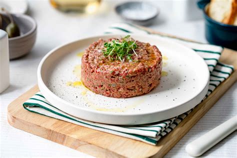 Tatarski biftek s sveže opečenim kruhom