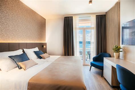 Notranjost elegantno opremljene sobe v hotelu Riviera Portorož