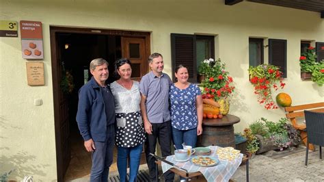 Družina Karničnik med predstavitvijo kmetije gostom