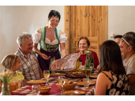 Servirana jed iz mesa krškopoljskega prašiča na kmetiji Karničnik