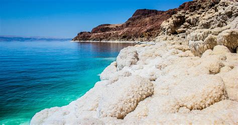 Panoramski pogled na Mrtvo morje s ponvami za izhlapevanje soli