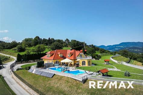 Slovenska pokrajina z vilo in bazenom