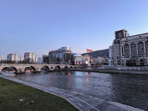 Pogled na Kamniti most in Skopje z reko Vardar