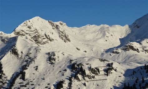 Panorama slovenskih Alp s smučiščem v ospredju