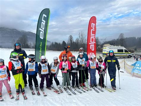 Družina na smučeh na Rogli, v ozadju gozdovi