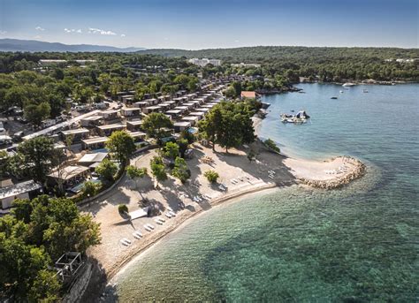 panoramski pogled na kamp Aminess Atea v Njivicah