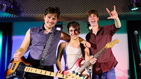 Ilustracija glasbenikov, ki ustvarjajo glasbo