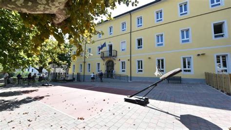 Zgodovinska fotografija slovenske šole v Trstu