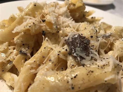 Prizor istrske kulinarične specialitete: testenine s tartufi